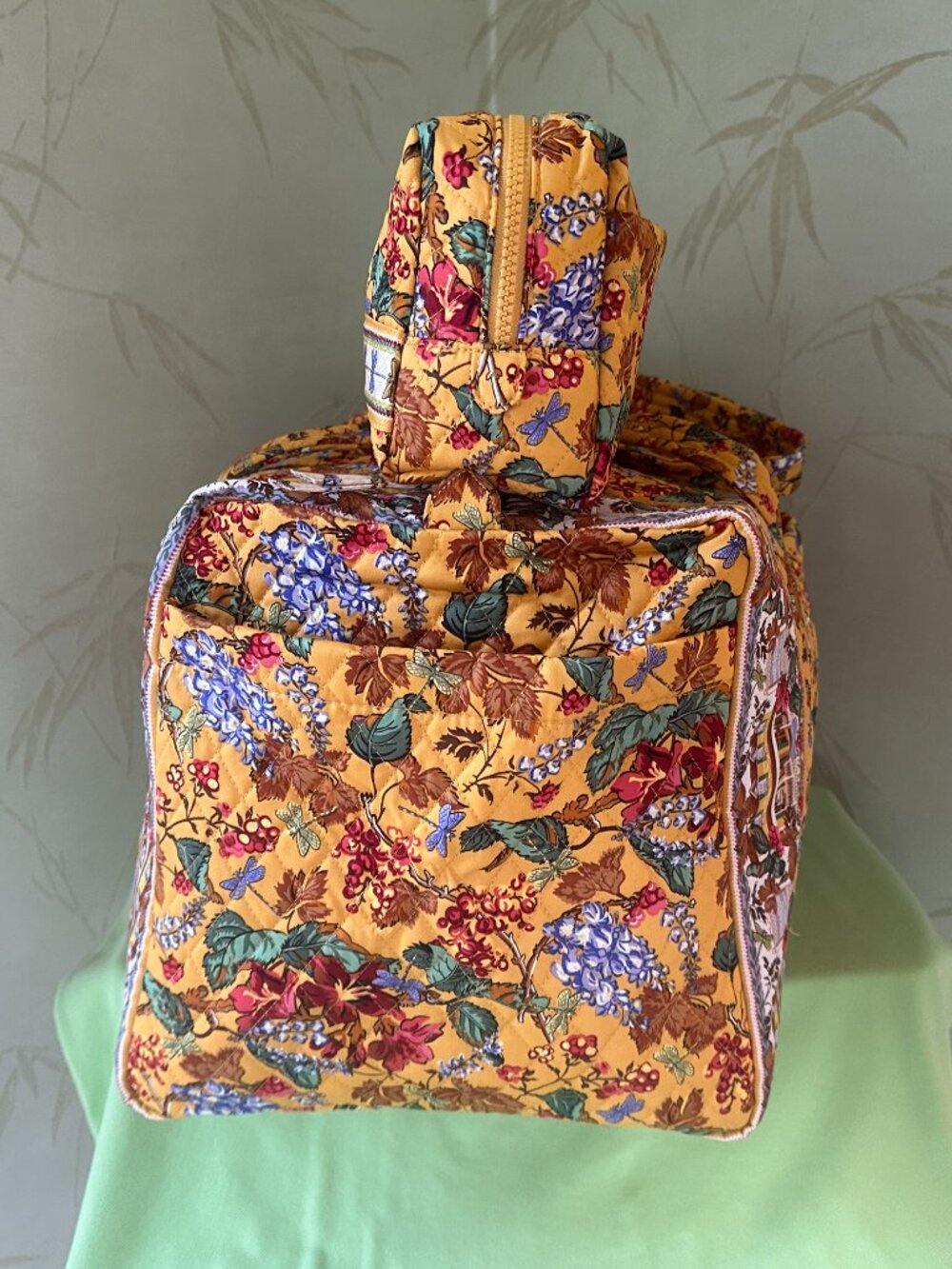 VERA BRADLEY x GILMORE GIRLS LARGE ORIGINAL DUFFEL BAG + COSMETIC BAG (SET):NWT - Picture 8 of 15